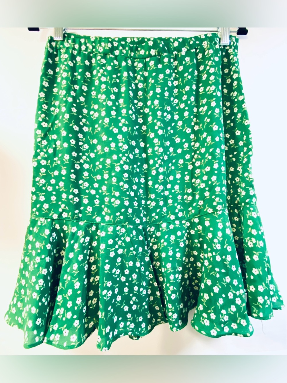 MAX STUDIO-Size M-Women's Green Floral Print, Ruffle In Front, Side Zip Skirt - Picture 2 of 8